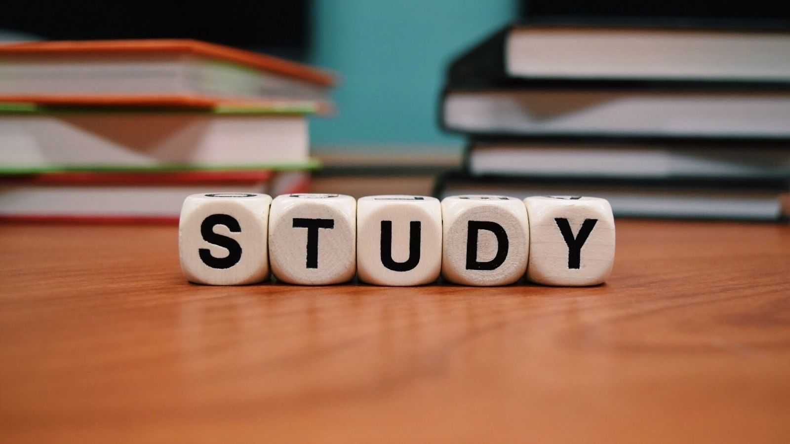 SaaS educational apps. A phot of cubes with letters showing the word "study."
